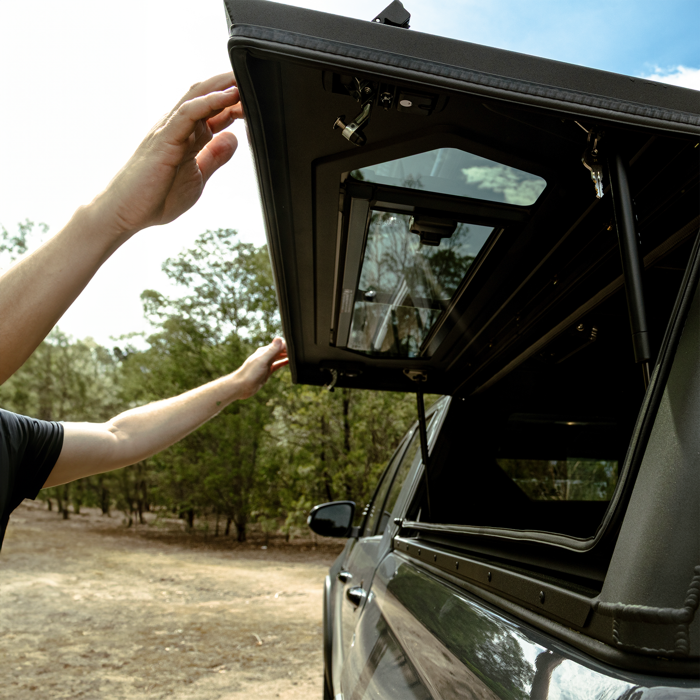 Hilux N90 Aluminum Canopy - AluCab Contour with Windows